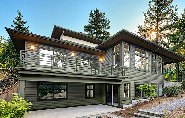 A House with Siding Made to Withstand Punishing UV, Swinging Temperatures, & Low Humidity