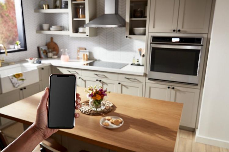 A Single Wall Oven with Smart Connectivity