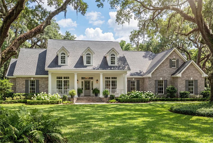 A Ranch with Traditional Style, 2,500 Square Feet, 4 Bedrooms, 3.5 Bathrooms, and a Side Garage